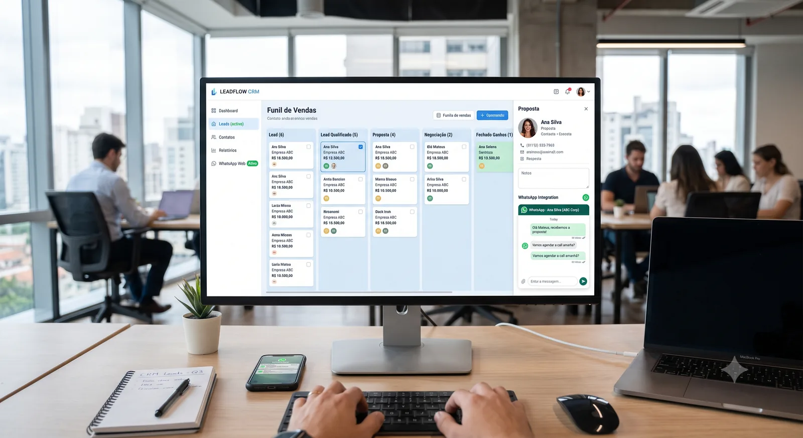 Equipe comercial usando CRM com WhatsApp integrado, funil de vendas e histórico do lead